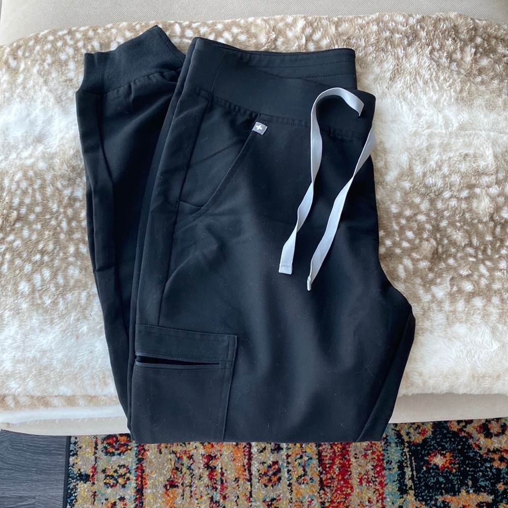 FIGS Black jogger pants PETITE